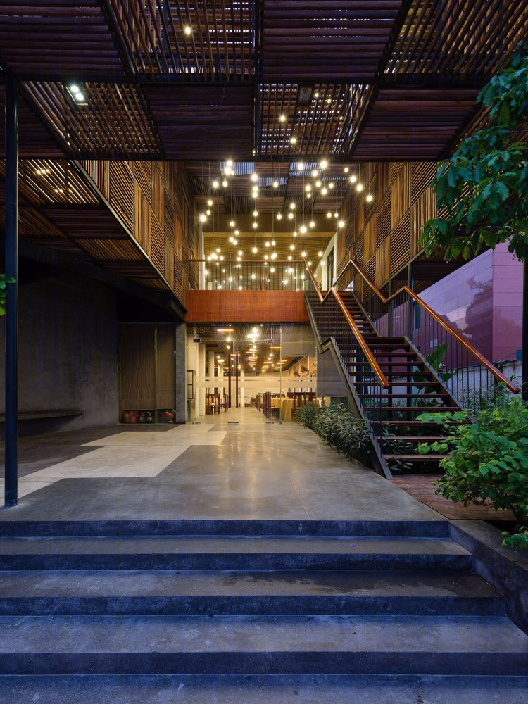越南荣市“绿意盎然”弯曲旧建筑改建酒店-18