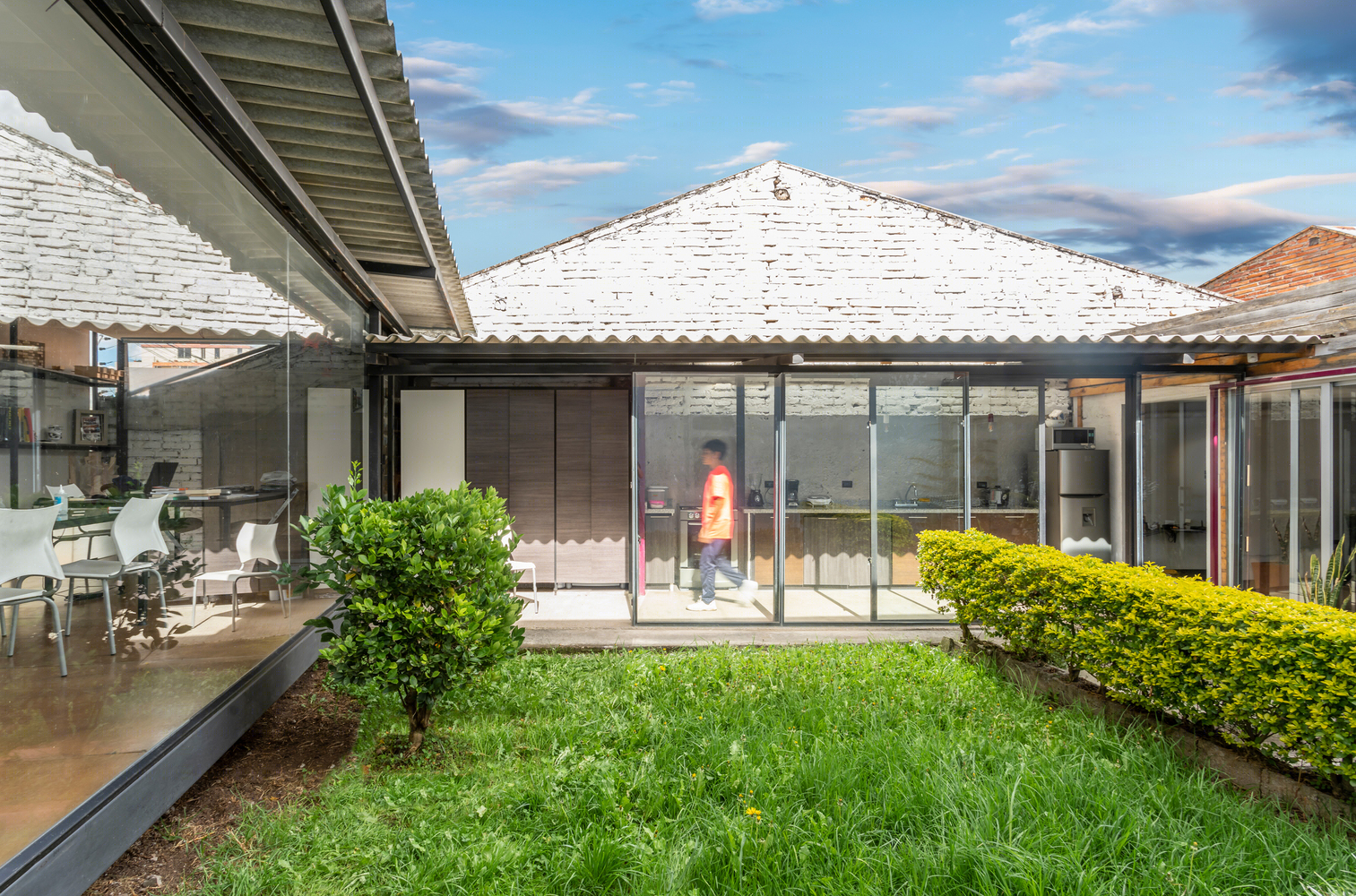 厄瓜多尔水泥帷幕住宅改造办公建筑-12