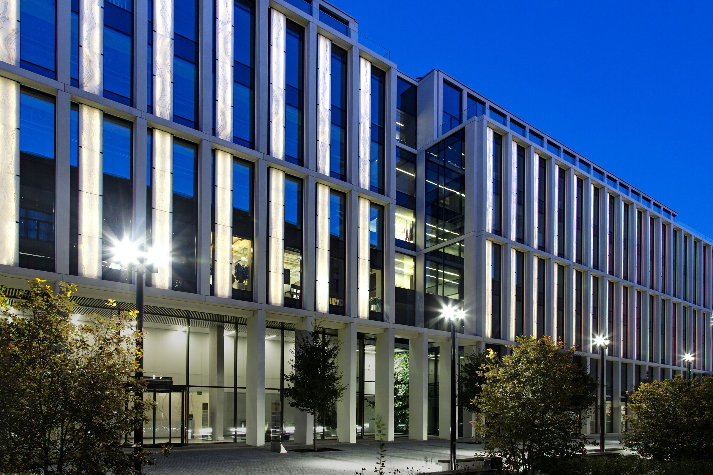 Nowogrodzka 广场现代办公建筑丨波兰华沙丨HRA Architekci-13