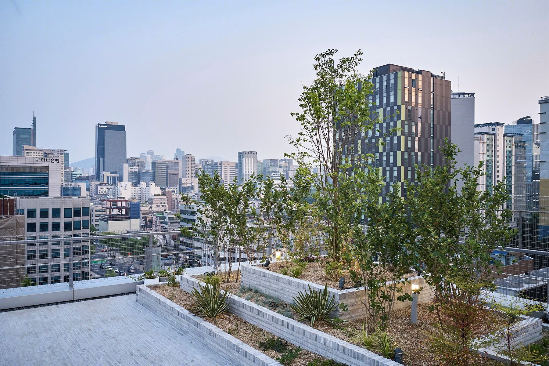 首尔“11 Terrace” · 打造与街道互动的办公空间-71
