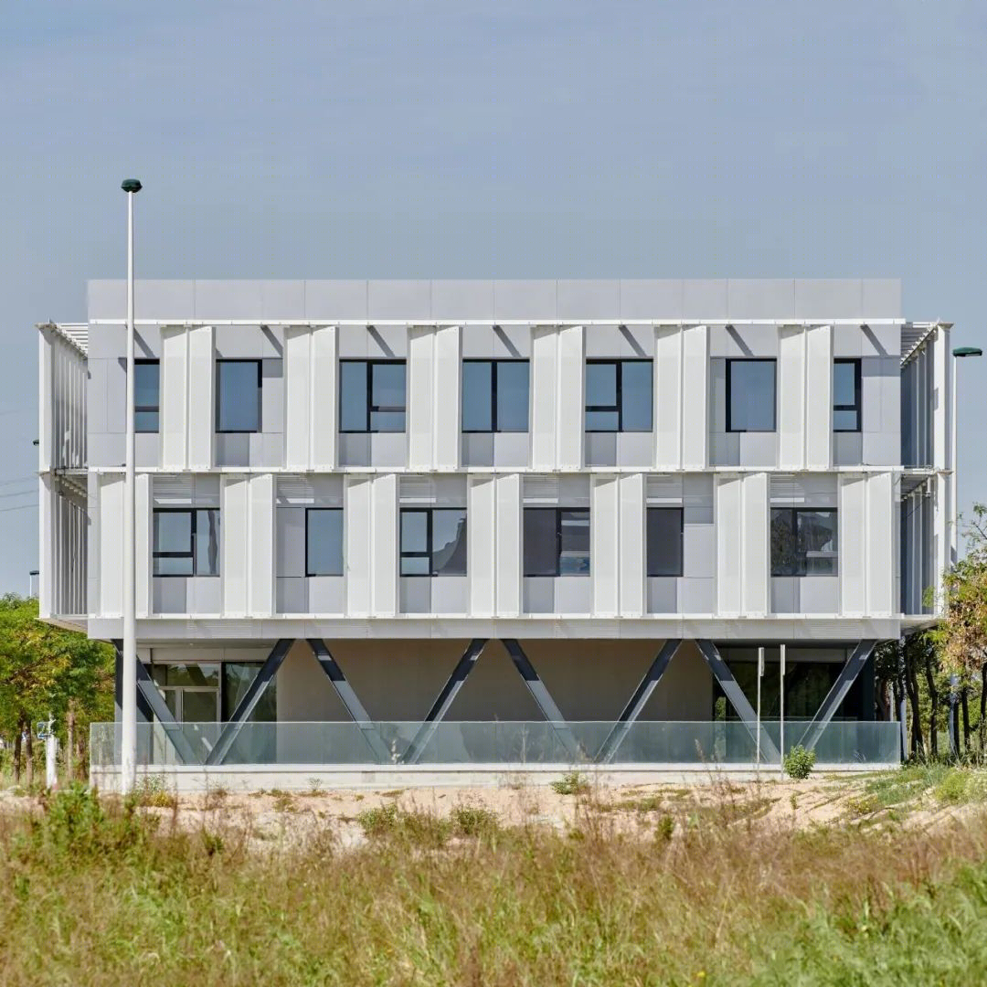 西班牙集装箱建筑 · 灵活办公空间的创新设计-13