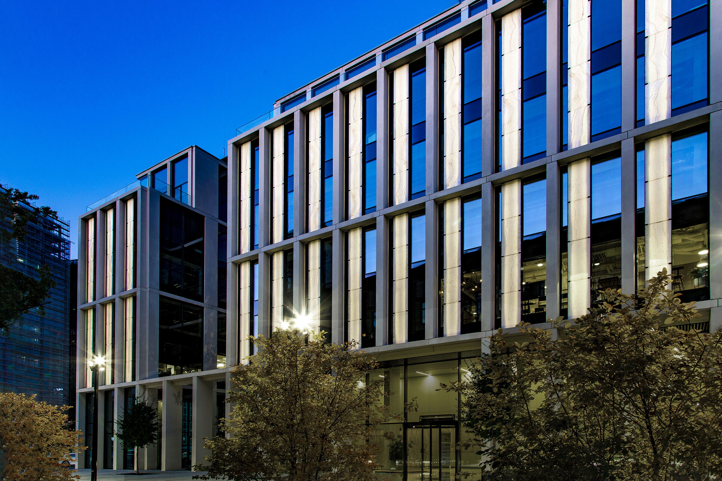 Nowogrodzka 广场现代办公建筑丨波兰华沙丨HRA Architekci-14