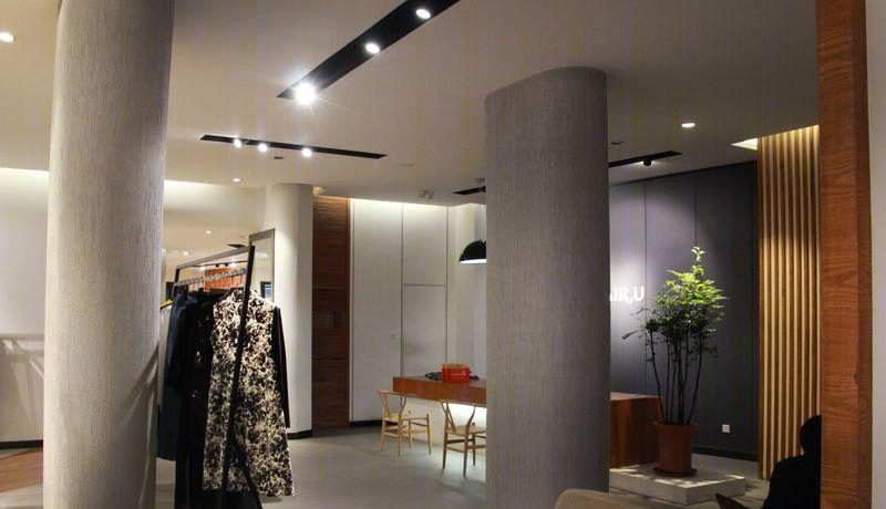 莫焱超丨AIR·U品牌服装店-2