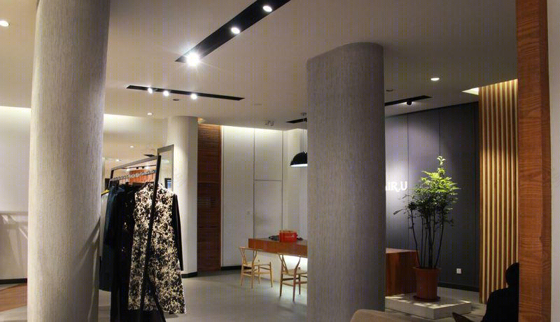 莫焱超丨AIR·U品牌服装店-2