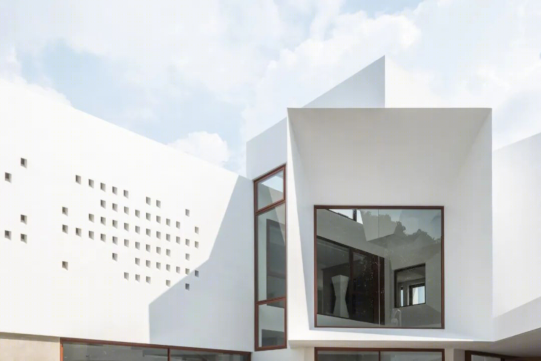 观点屋 | 400 平 L 型别墅，用白色混凝土“罩子”打造温暖内芯-13