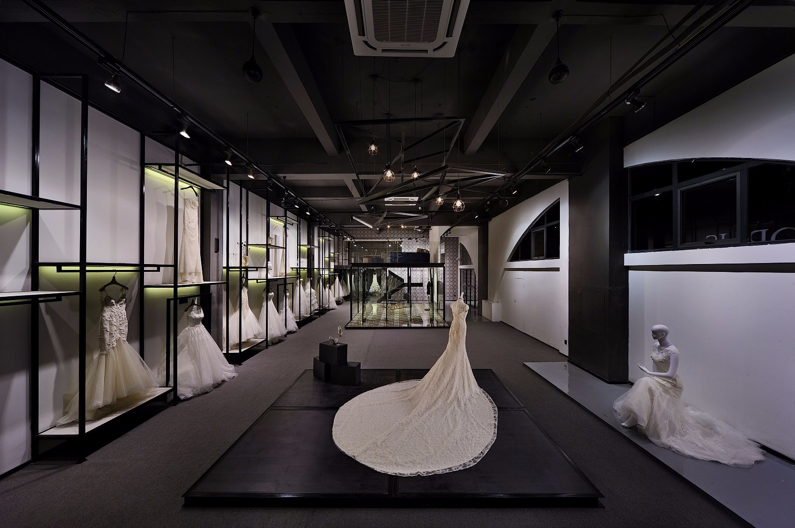 轻工业风婚纱店-2
