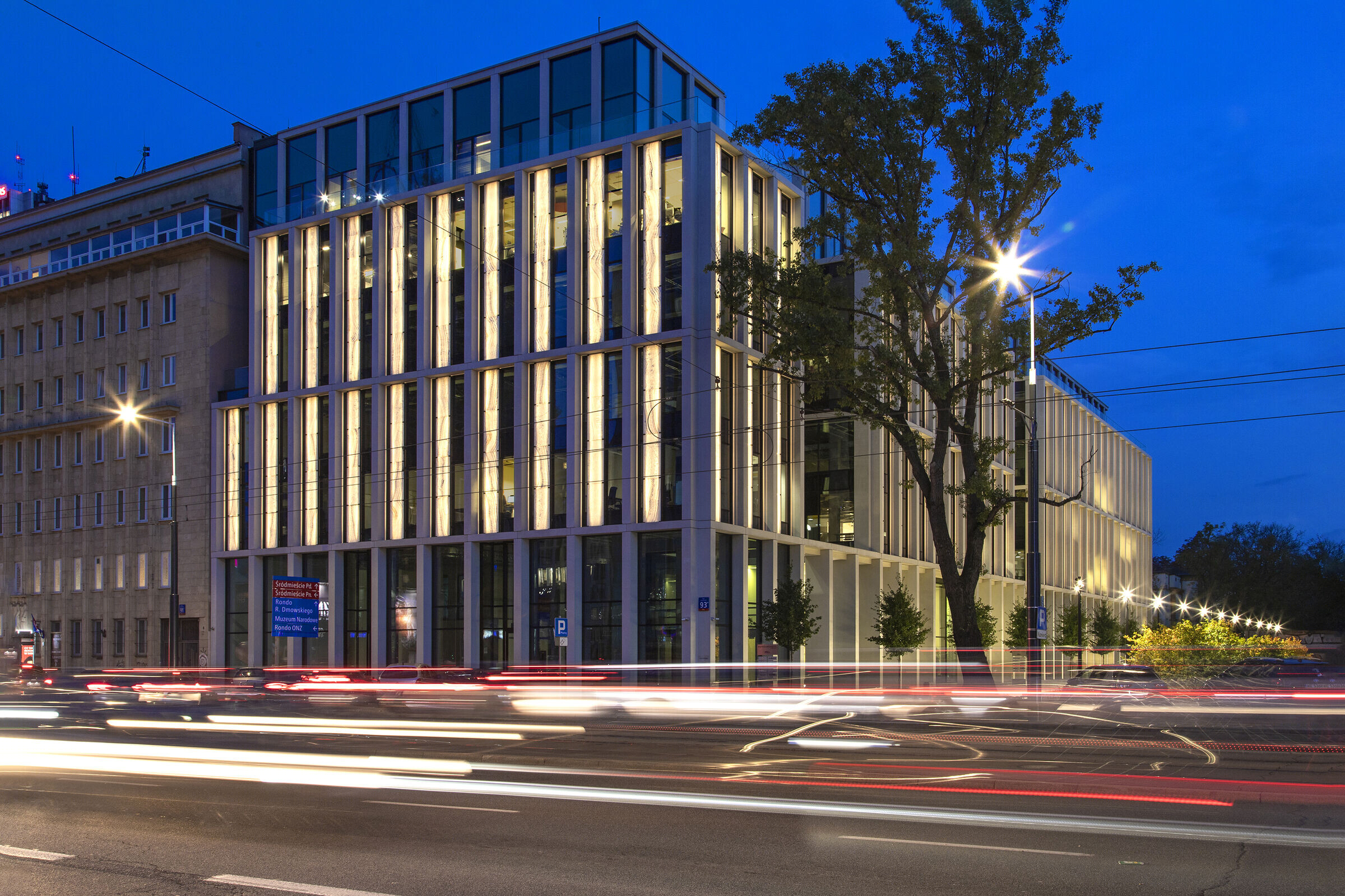 Nowogrodzka 广场现代办公建筑丨波兰华沙丨HRA Architekci-15