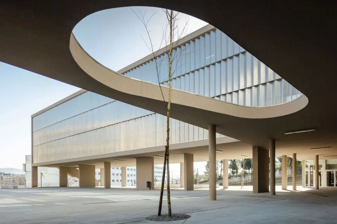 葡萄牙 Taipas 村中小学设计 | 架空层带来丰富空间体验-24