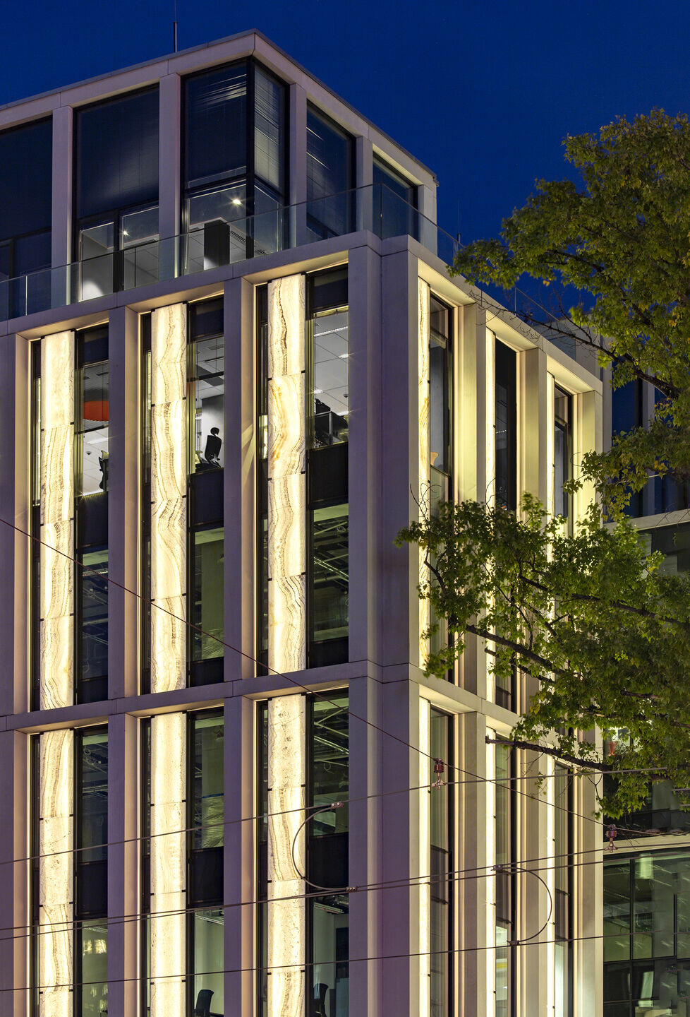 Nowogrodzka 广场现代办公建筑丨波兰华沙丨HRA Architekci-16