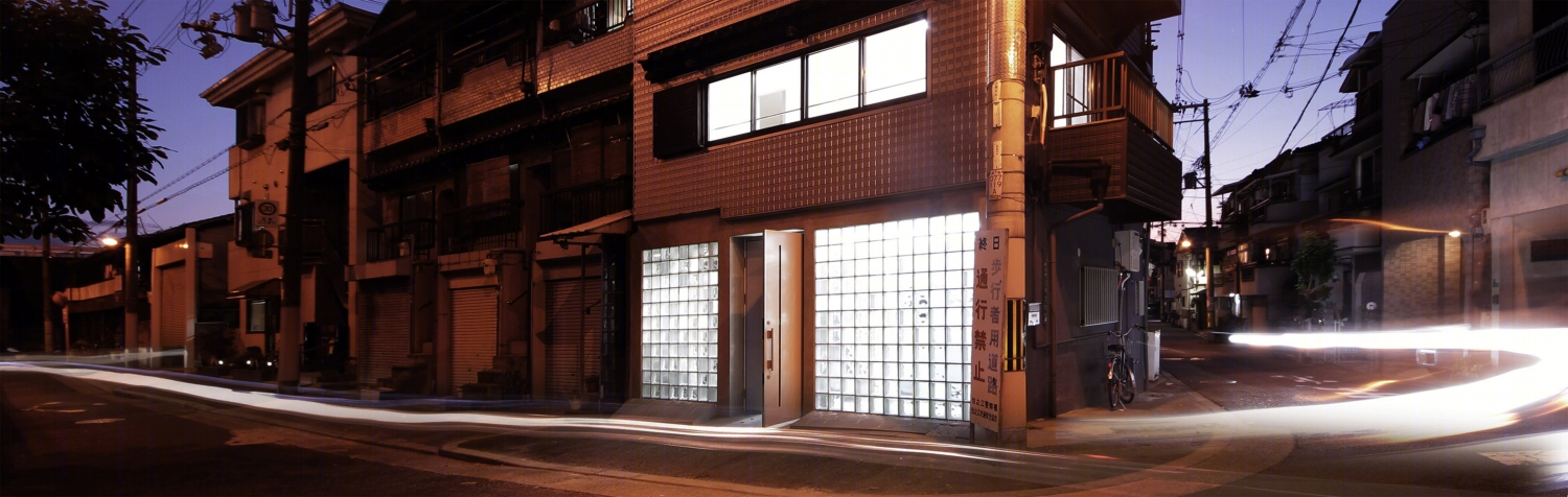 日本光影艺术展廊 | 玻璃砖打造的多功能空间-11