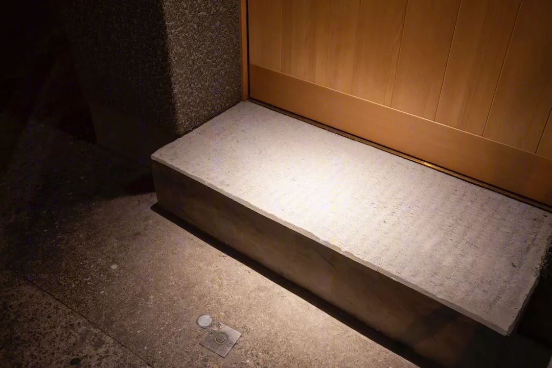 福冈 Takigawa 寿司店,极简风格融入环境-16