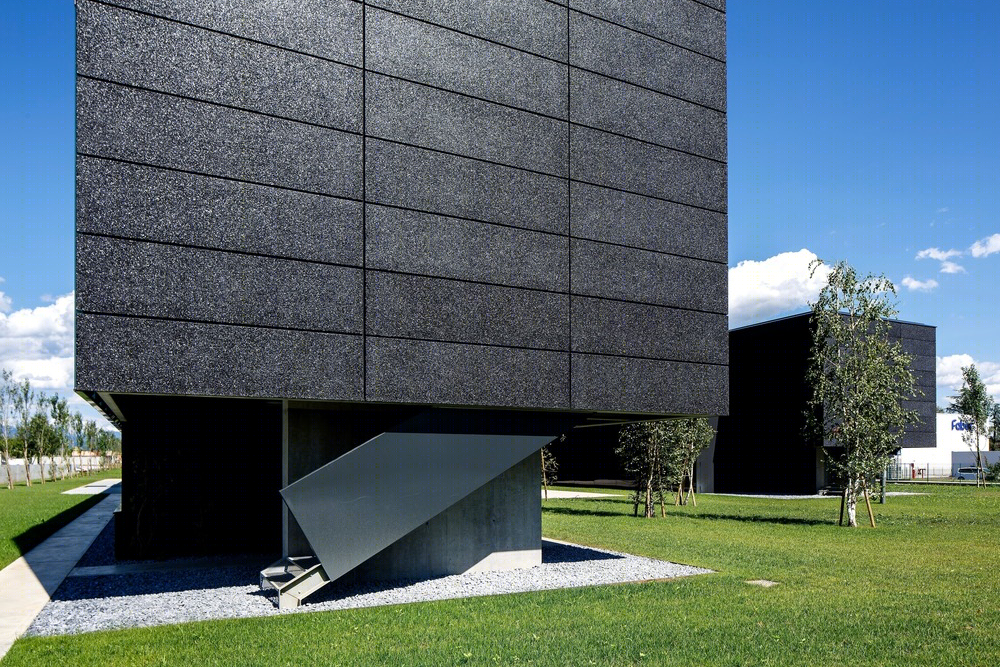 工业与自然交融的总部大楼-10