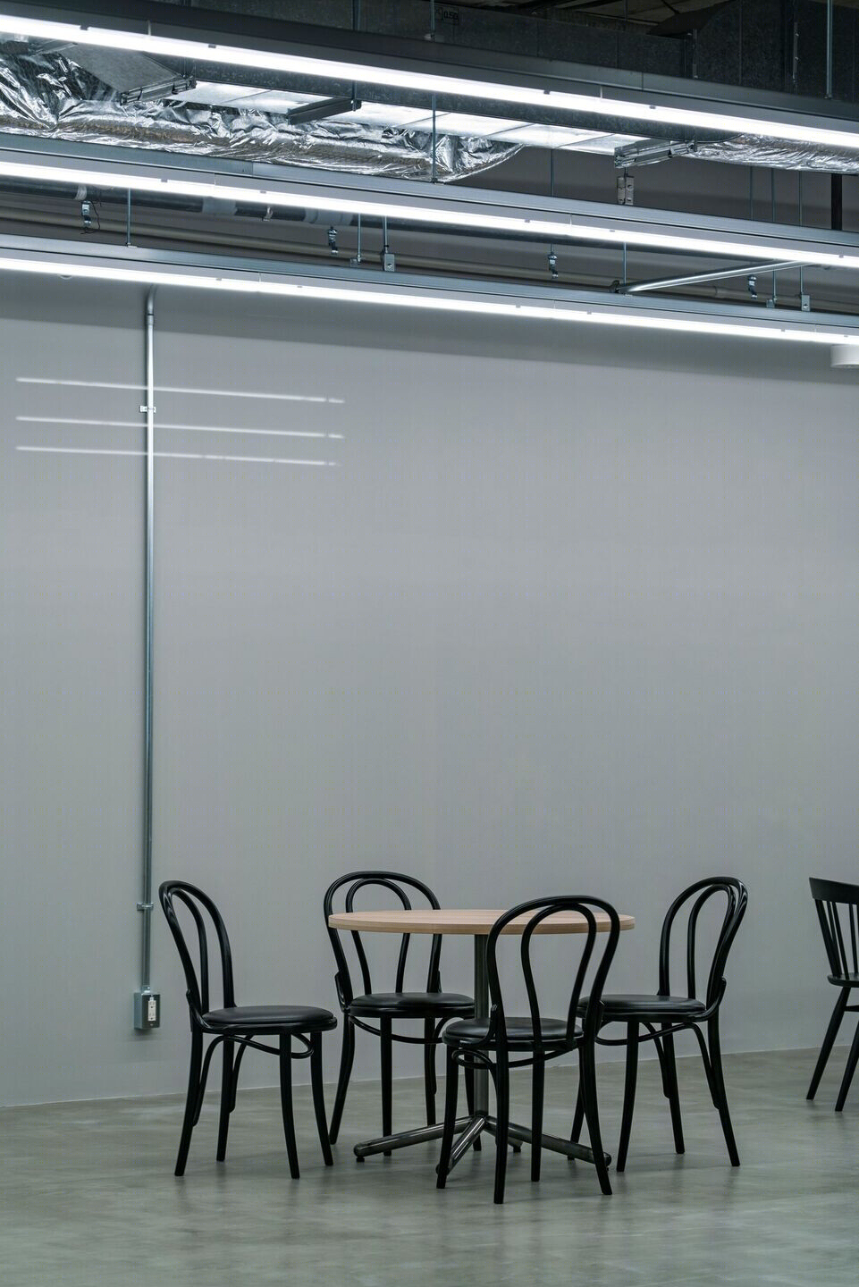 旧百货大楼翻新成灵活办公空间丨日本群马丨SAKUMAESHIMA-67